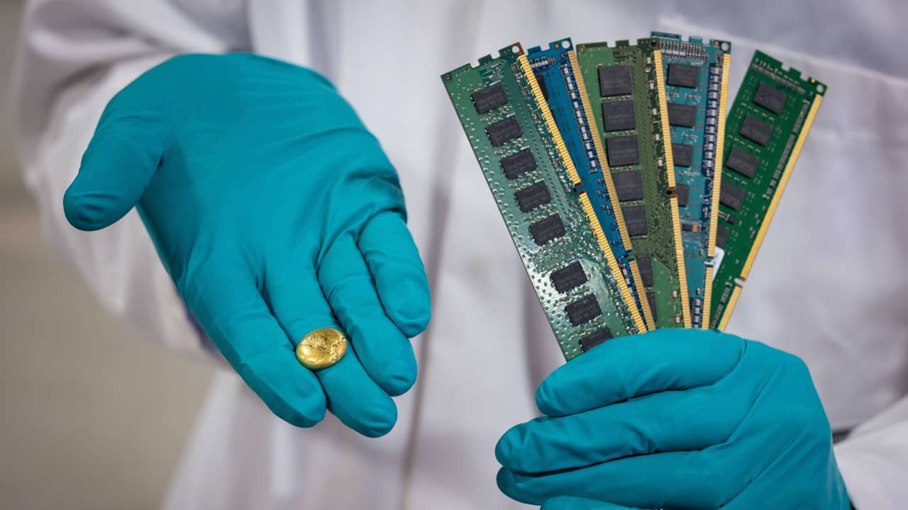 În deșeurile electronice pe care le acumulați acasă se poate ascunde suficient aur pentru a obține un lingou de 22 de carate.