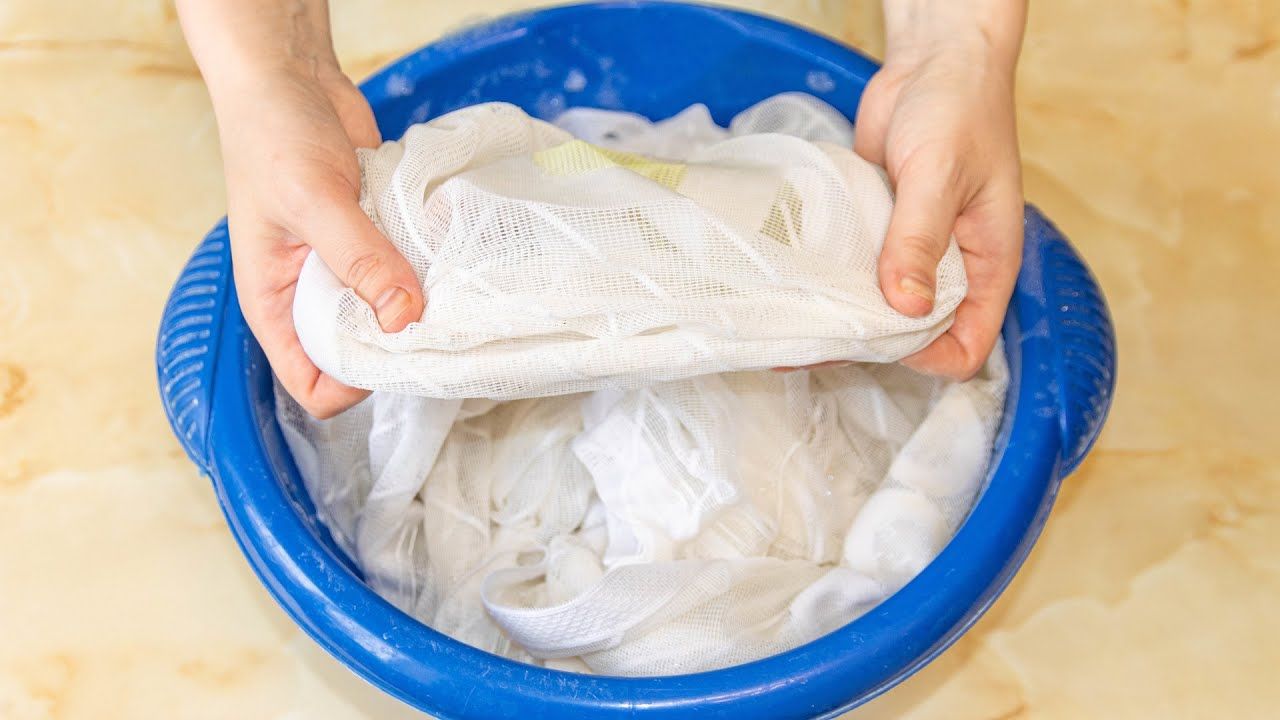 Care este scopul pulverizării oțetului pe haine înainte de spălare?