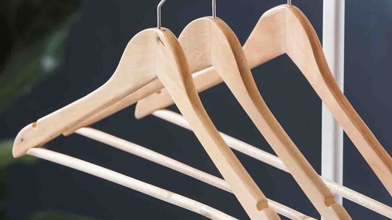 Puțini știu la ce servesc crestăturile de pe umerașe.