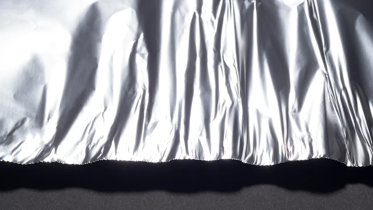 De ce o parte a foliei de aluminiu este mată, iar cealaltă strălucitoare: folosiți partea greșită.