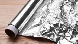 De ce o parte a foliei de aluminiu este mată, iar cealaltă strălucitoare: care variantă este corectă?