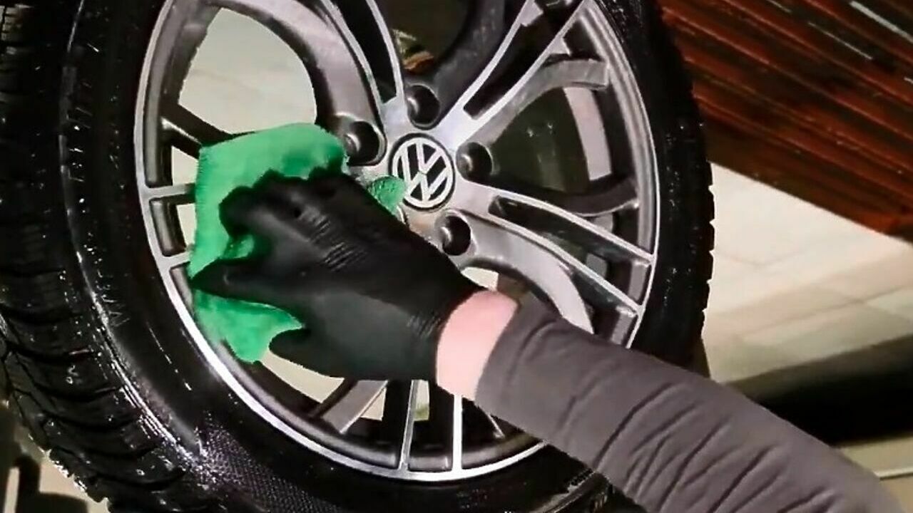 Fără înălbitor, fără degresant: cum să curățați jantele auto în câțiva pași simpli.