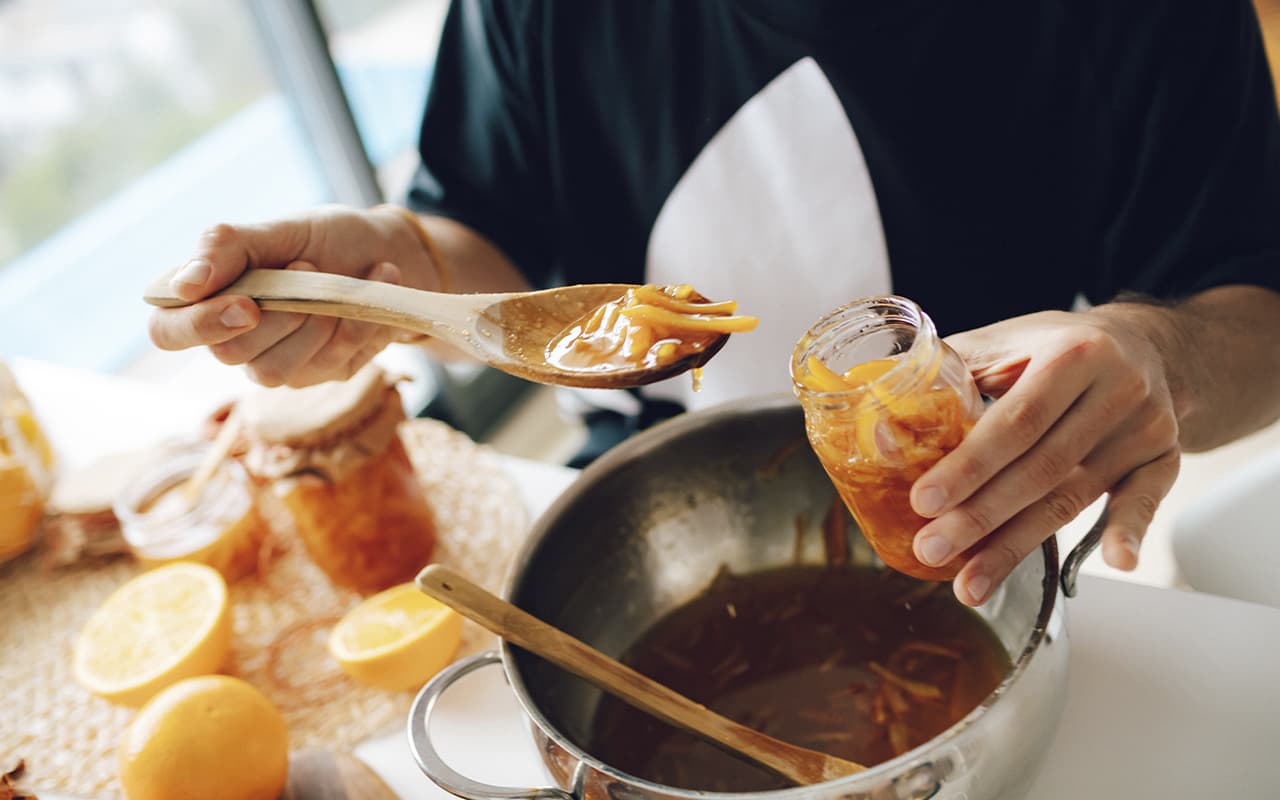 Fierberea cojii de mandarine cu piper și scorțișoară: pentru ce este utilă și de ce este recomandată.