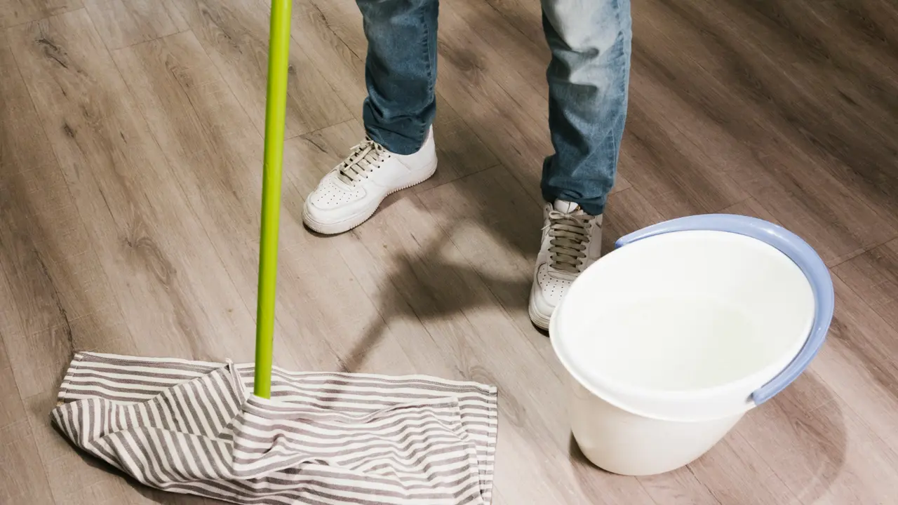 Adăugarea de sare în apa pentru spălat podelele: de ce este necesară și de ce este recomandată?