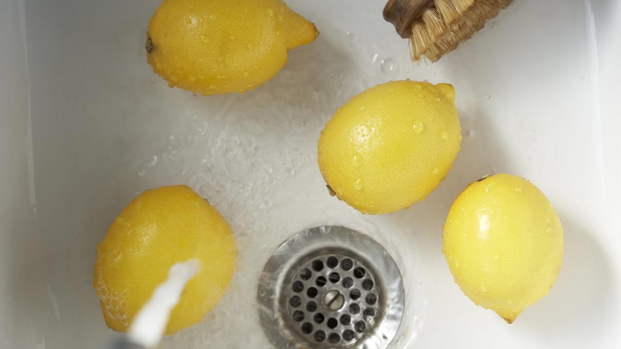 Puneți jumătate de lămâie cu sare în chiuveta din bucătărie: de ce este necesar și ce efect are.