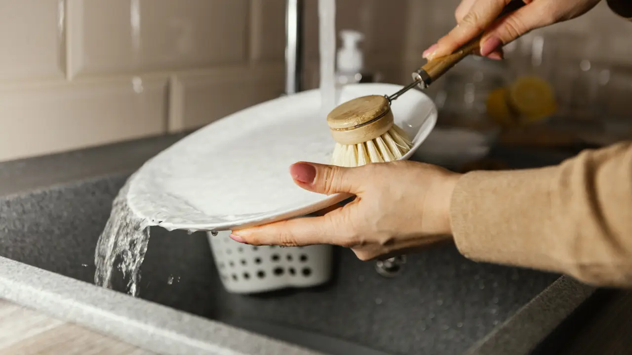 Șase moduri de utilizare a detergentului de vase în casă: de la cearșafuri la chiuvetă.