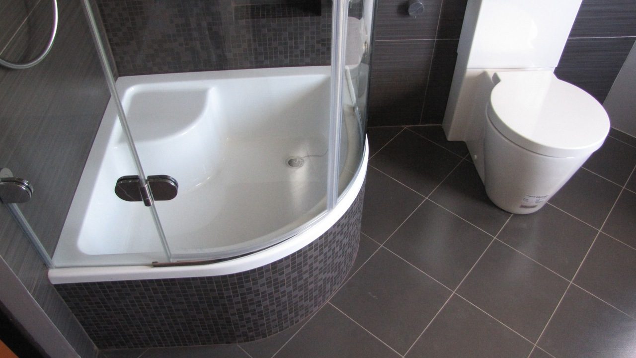 Spuneți adio pardoselilor albe din dușuri: cele mai bune opțiuni pentru a da stil băii dvs.