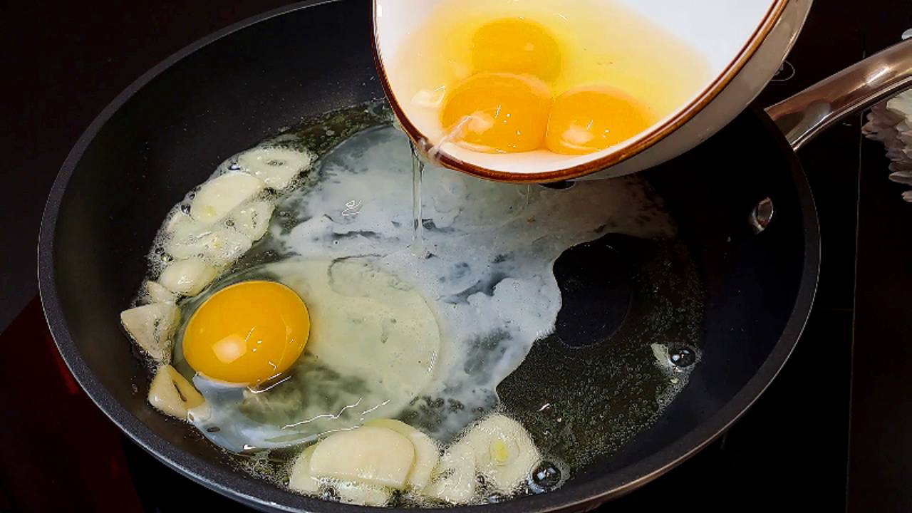 De ce se recomandă să adăugați oțet în tigaie atunci când prăjiți ouăle și care este scopul acestui lucru?