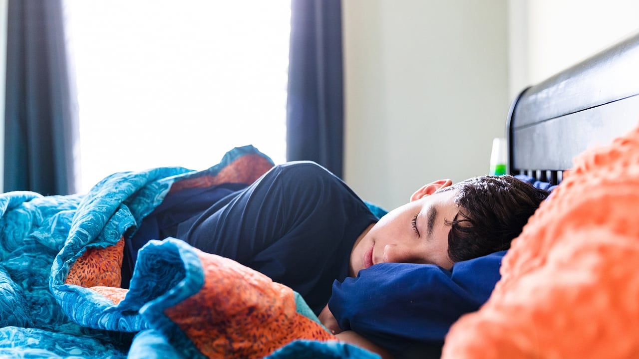 Conform unui nou studiu, somnul în weekend poate proteja sănătatea mintală a adolescenților.