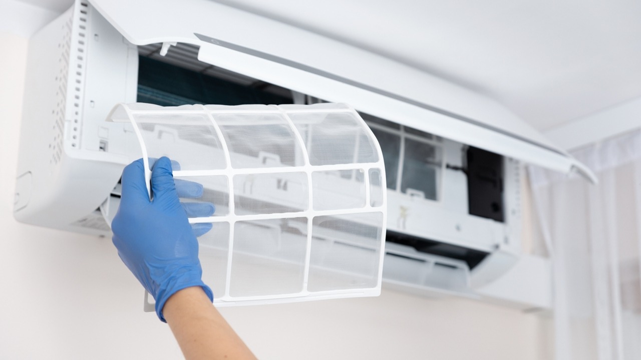 Cât de des trebuie curățate filtrele aparatului de aer condiționat pentru a asigura funcționarea corectă a acestuia?