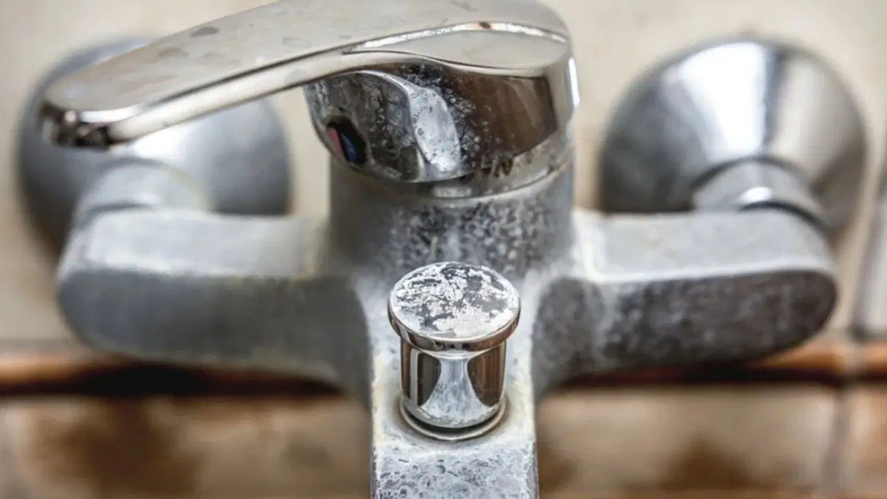 Nu este oțet: care este cea mai bună metodă de a îndepărta depunerile de calcar de pe robinete?