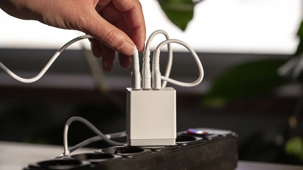 Consecințele lăsării încărcătorului conectat toată ziua fără telefonul conectat.