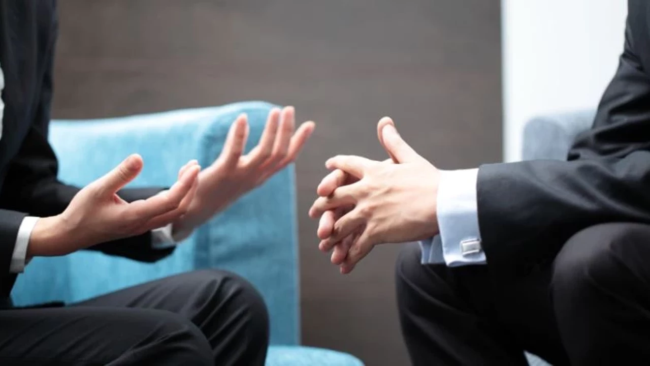 Ce înseamnă să arăți palmele în timpul unei conversații? Psihologia oferă o explicație.