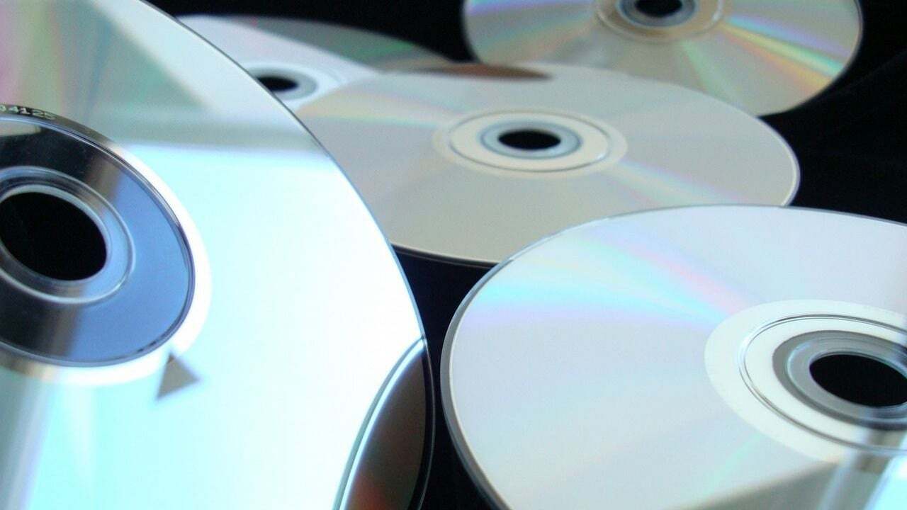 Ce să faci cu CD-urile și DVD-urile care nu mai funcționează: 3 idei utile și decorative.