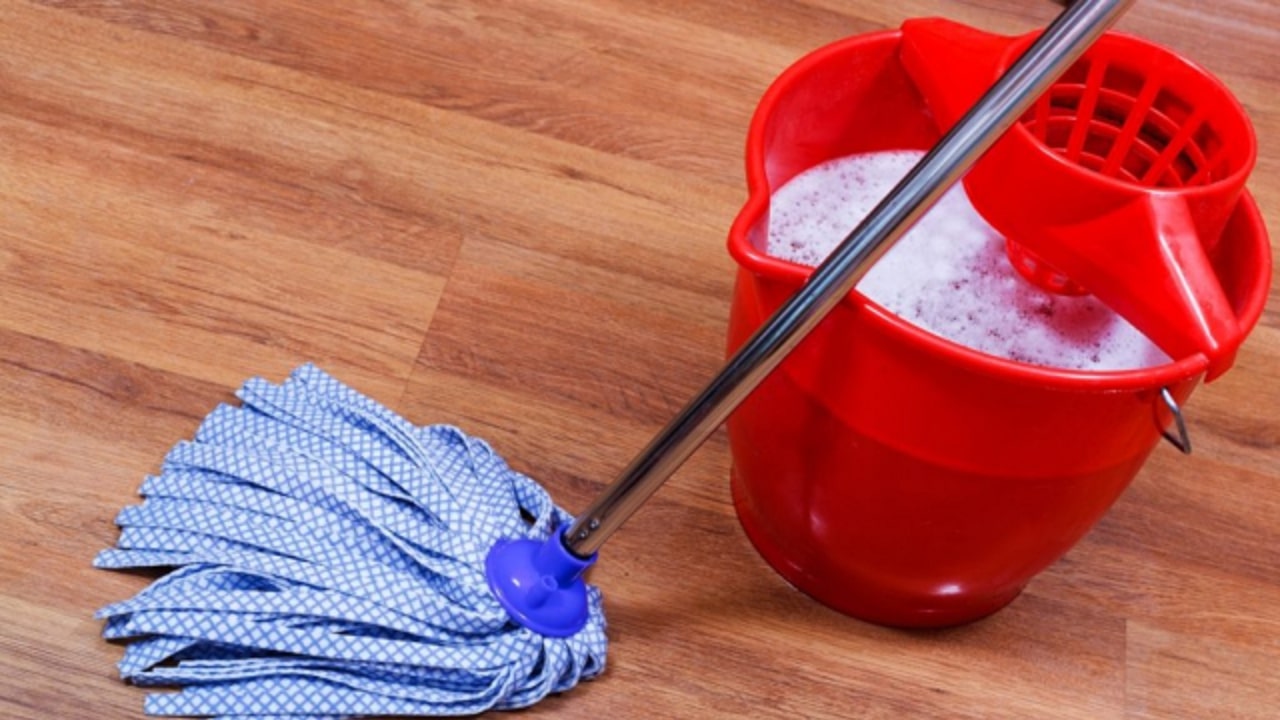 Adăugarea de sare în apa pentru spălat podelele: de ce este necesară și de ce este recomandată?