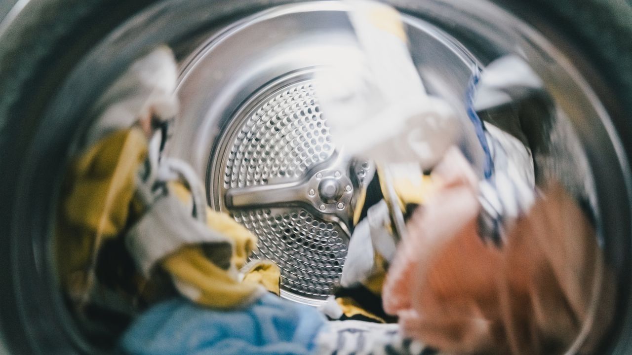 Spălarea cârpelor în mașina de spălat este permisă, dar inginerul chimist recomandă respectarea unui anumit protocol: „Contaminarea încrucișată este foarte frecventă”.