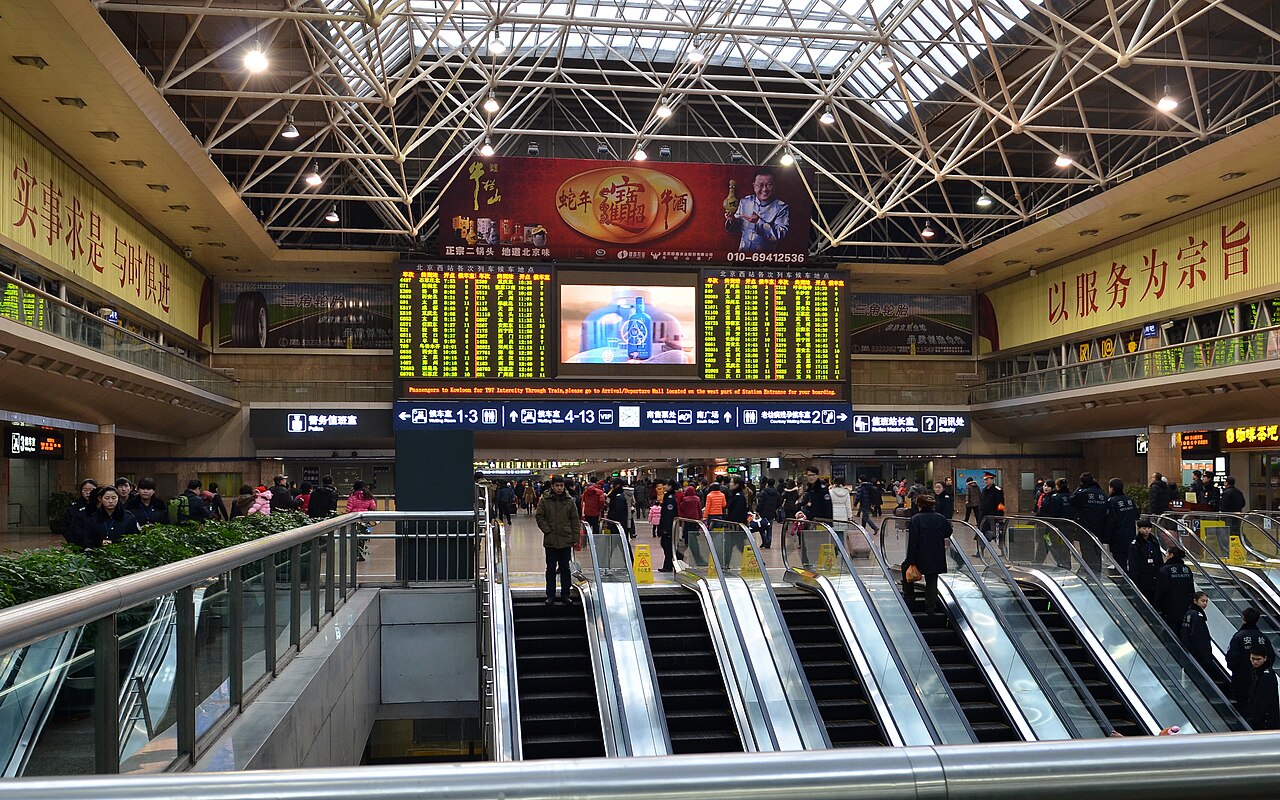 China trebuia să construiască o gară feroviară în nouă ore: a reușit să îndeplinească această sarcină, angajând 1500 de muncitori, 23 de excavatoare și o organizație militară.