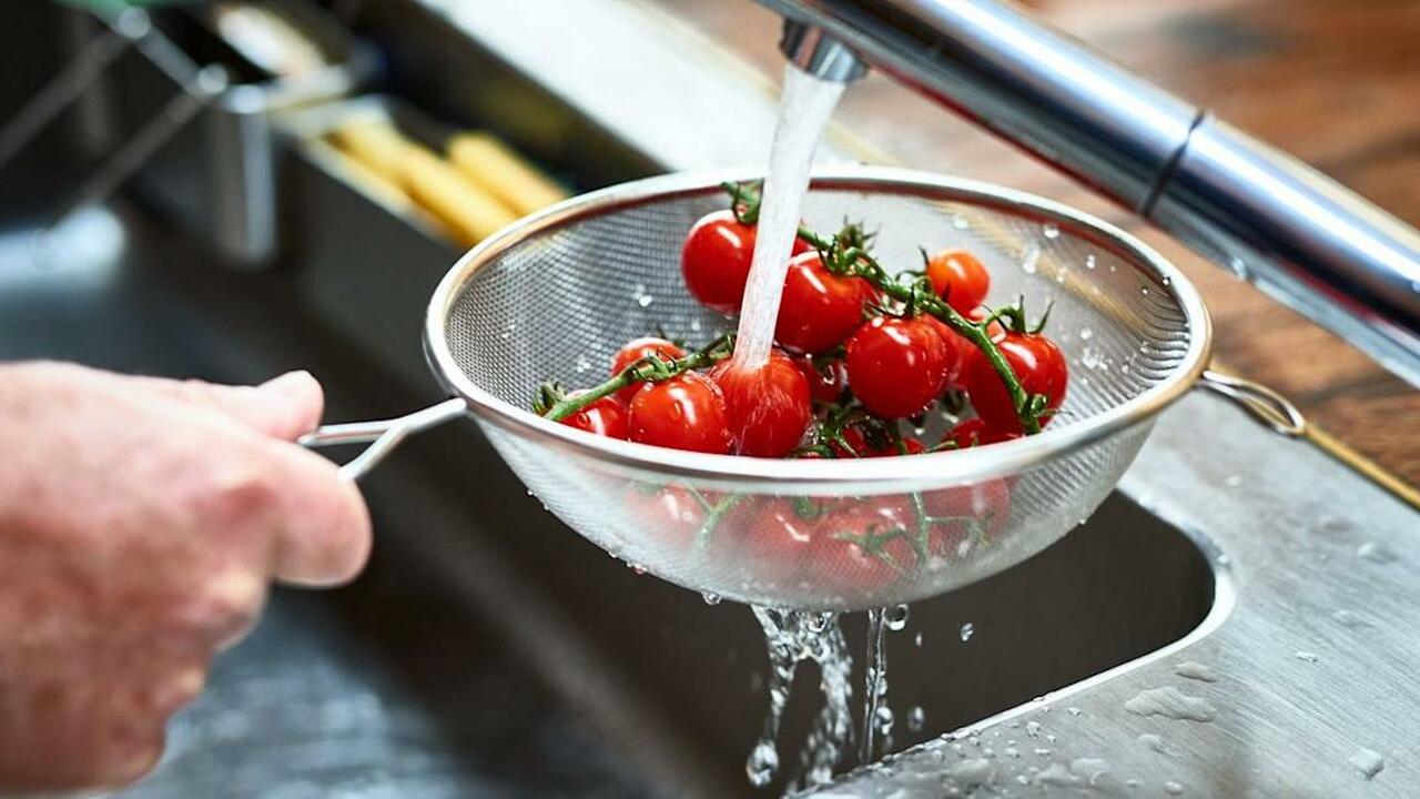 De ce, potrivit experților, nu trebuie să spălați niciodată fructele și legumele cu detergent de vase.