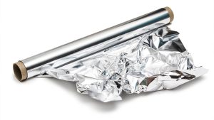 Expertul în nutriție David Rodriguez avertizează împotriva utilizării foliei de aluminiu pentru depozitarea alimentelor: „Aceasta se poate acumula în oase, rinichi și creier”.