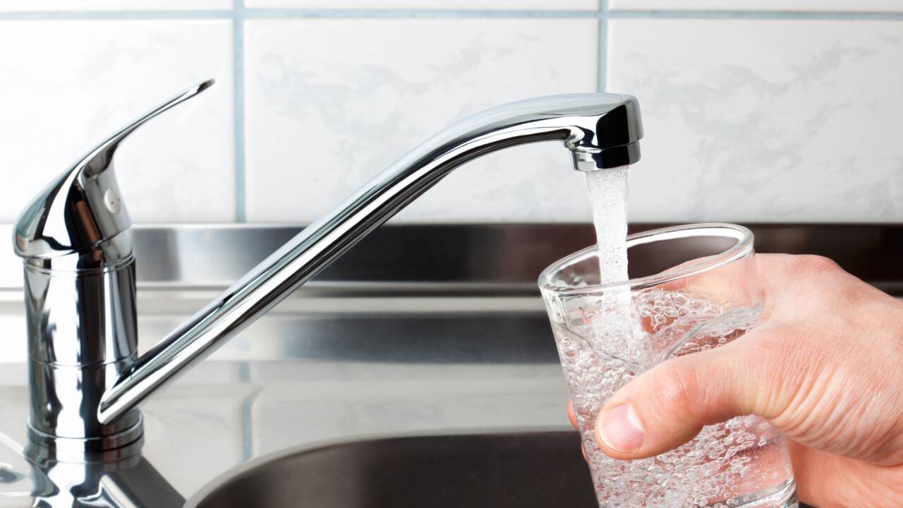 De ce gustul apei de la robinet diferă de la un oraș la altul: explicații științifice și geografice