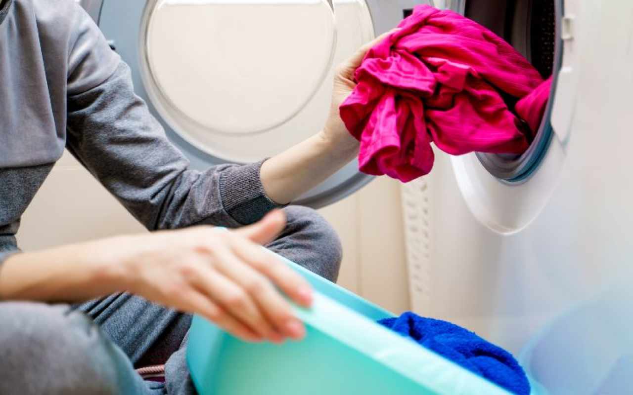 Pulverizarea oțetului pe haine înainte de spălare: de ce este necesar și de ce este recomandat.