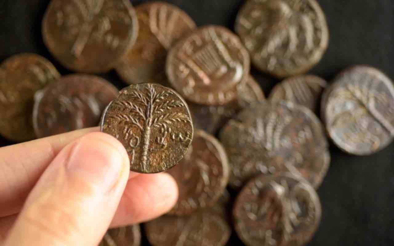 Descoperirea mileniului | Monede și lingouri de aur, descoperite într-un câmp cultivat, aparținând unei singure țări.