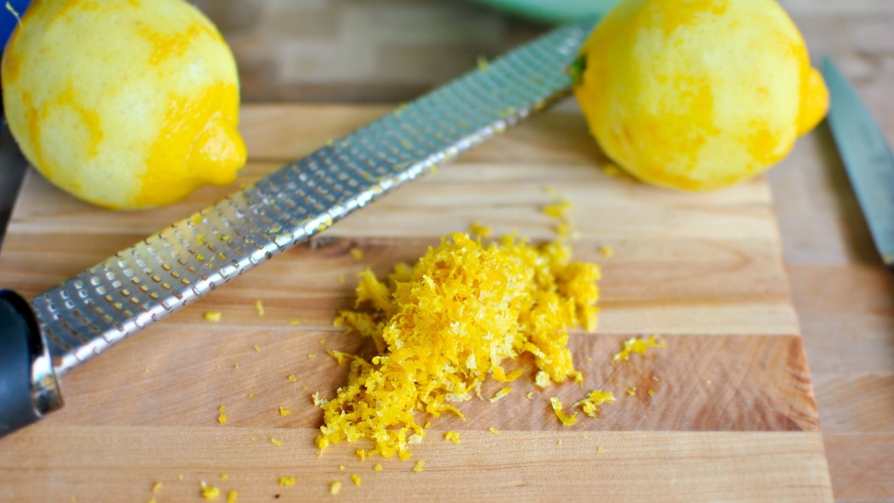 Nu aruncați coaja de lămâie: cum să o folosiți ca remediu natural pentru alungarea insectelor din ghivecele cu flori.