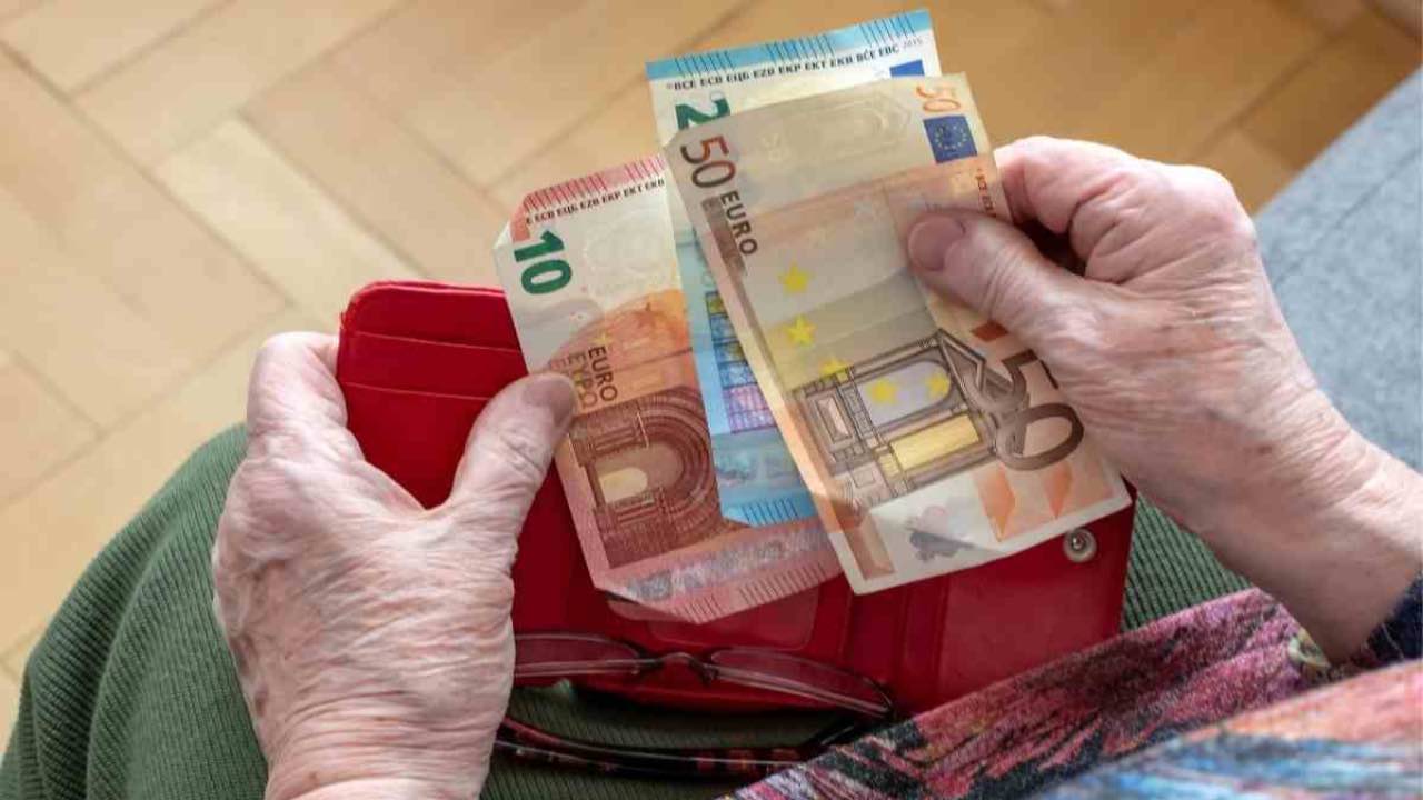 Un bărbat de 53 de ani primește o pensie pe viață în valoare de 3400 de euro, în ciuda faptului că sistemul de securitate socială i-a refuzat de două ori plata acesteia.