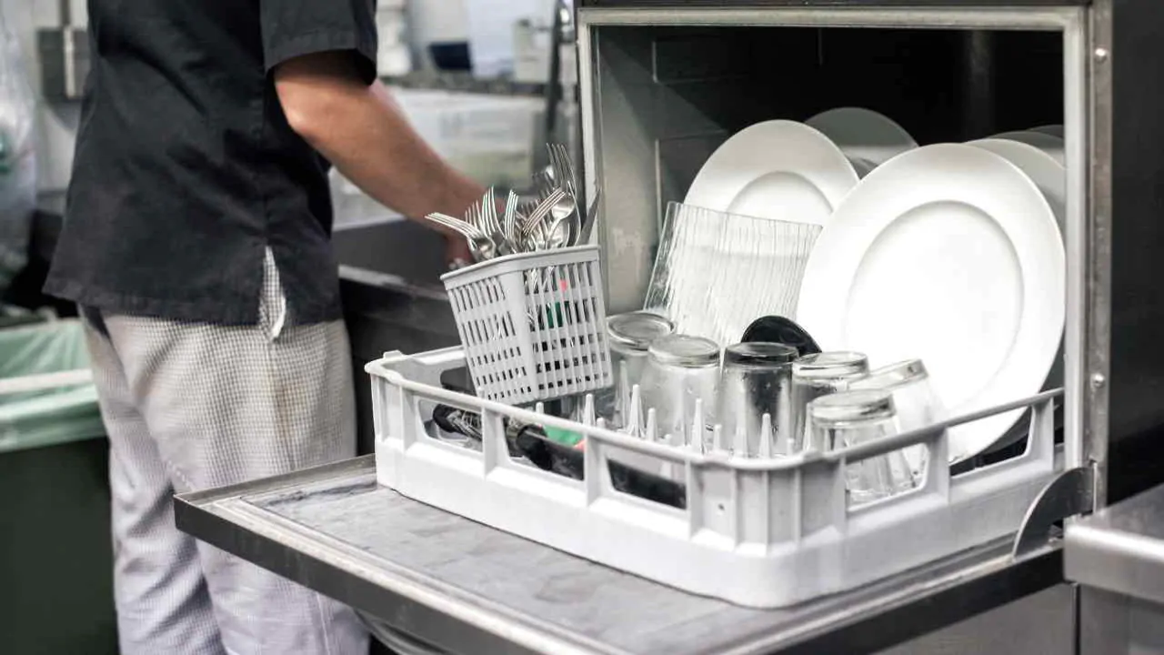 Cum să faceți tacâmurile să strălucească în mașina de spălat vase: un truc infailibil cu folie de aluminiu.