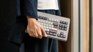 În era inteligenței artificiale, unii pledează pentru revenirea la tastatura fizică. Și nu este vorba doar de nostalgie.