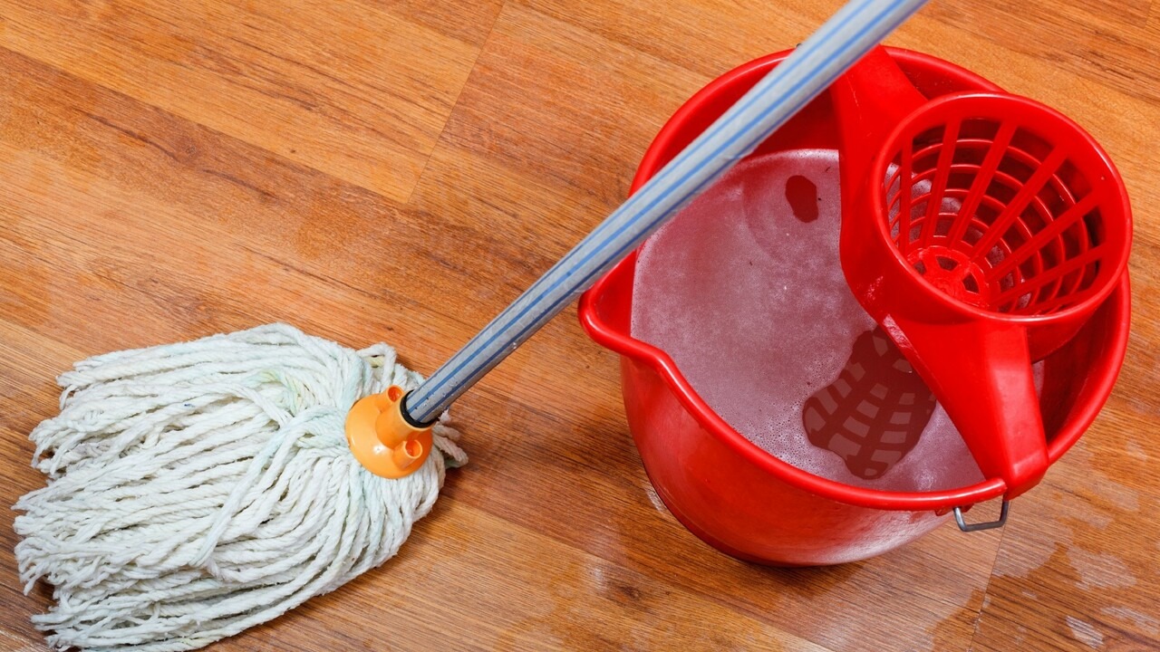 Podele din parchet strălucitoare, fără urme: un remediu casnic pentru curățarea lor, care le va reda aspectul inițial.