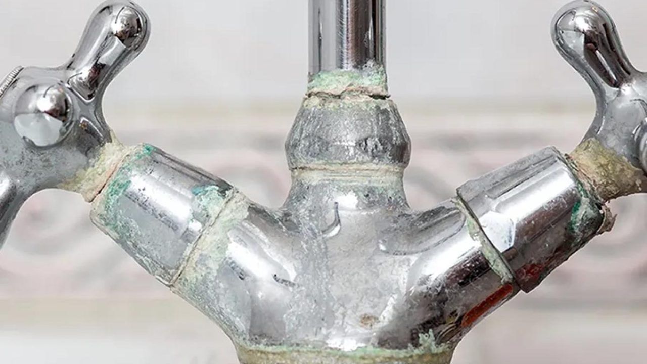 Nu este oțet: care este cea mai bună metodă de a îndepărta depunerile de calcar de pe robinete?