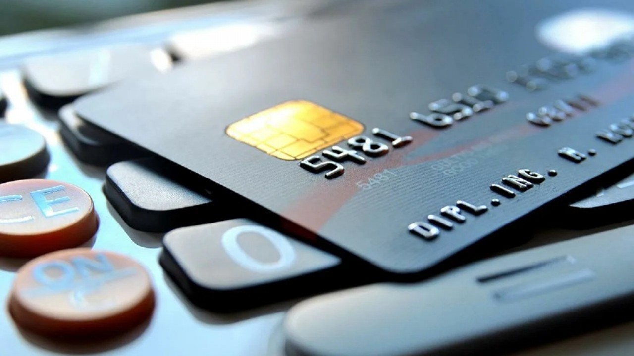 Transferul de bani într-un cont de economii este normal, dar experții financiari indică cea mai frecventă greșeală: „Încercarea de a economisi totul dintr-o dată și apoi renunțarea”.