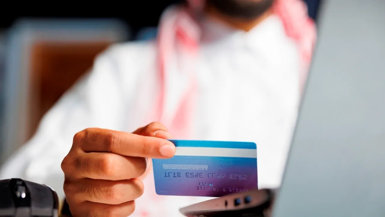 Transferul de bani într-un cont de economii este normal, dar experții financiari indică cea mai frecventă greșeală: „Încercarea de a economisi totul dintr-o dată și apoi renunțarea”.