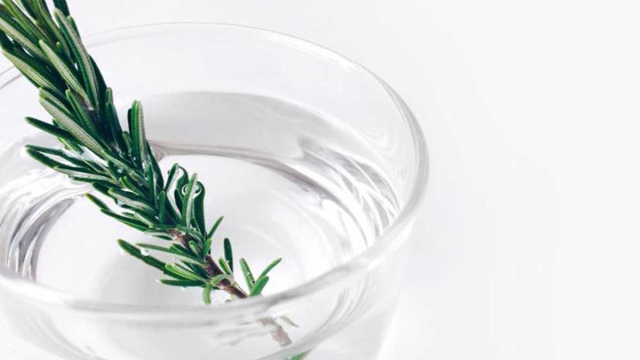 Amestecul de oțet și rozmarin: la ce este util și de ce este recomandat.