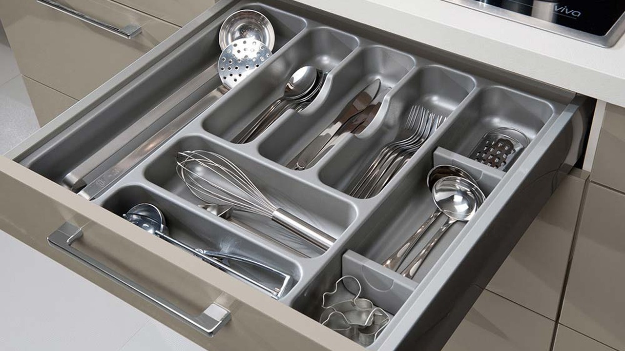 Cum să organizezi și să folosești cât mai eficient sertarele pentru tacâmuri din bucătărie