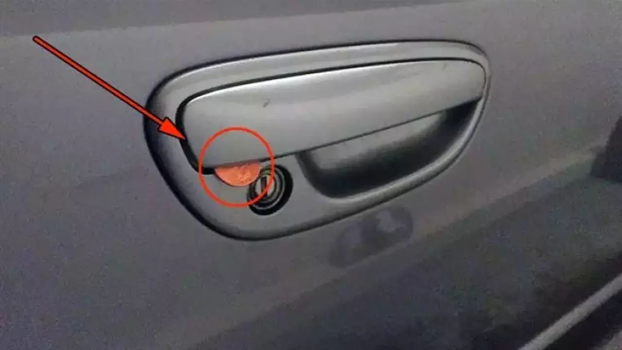 Fiți atenți dacă vedeți o monedă în mânerul ușii mașinii: ar putea fi o înșelătorie.