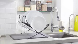 Gata cu uscătoarele clasice pentru vase. Această tendință în bucătărie va aduce ordine pe blatul dvs. de bucătărie.