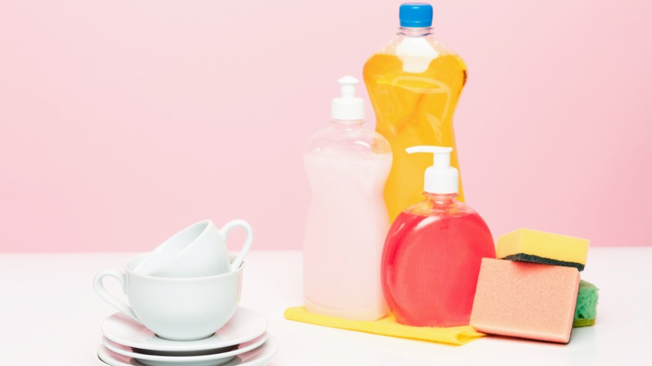 Șase moduri de utilizare a detergentului de vase în casă: de la cearșafuri la chiuvetă.