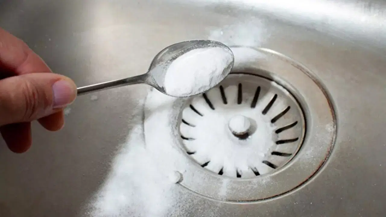 Turnarea de suc de lămâie și bicarbonat de sodiu în scurgerea din baie: de ce este necesar și cât de des trebuie făcut acest lucru.