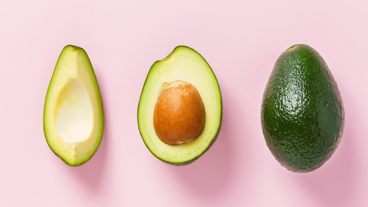 Avocadoul necoapte devine moale în 3 minute, fără a-și pierde gustul. Soțul meu are un truc ingenios cu un bol.