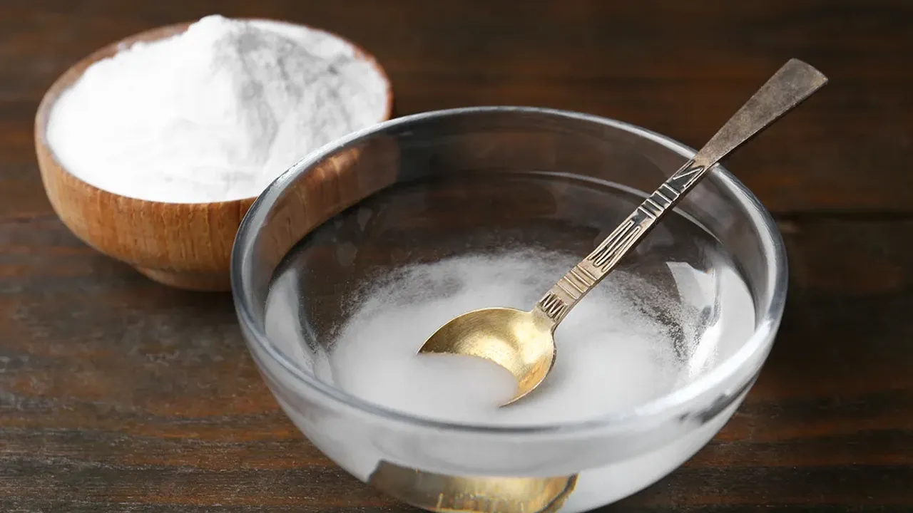 Amestecarea zahărului cu bicarbonatul de sodiu: la ce servește și de ce este recomandată pentru combaterea dăunătorilor casnici.