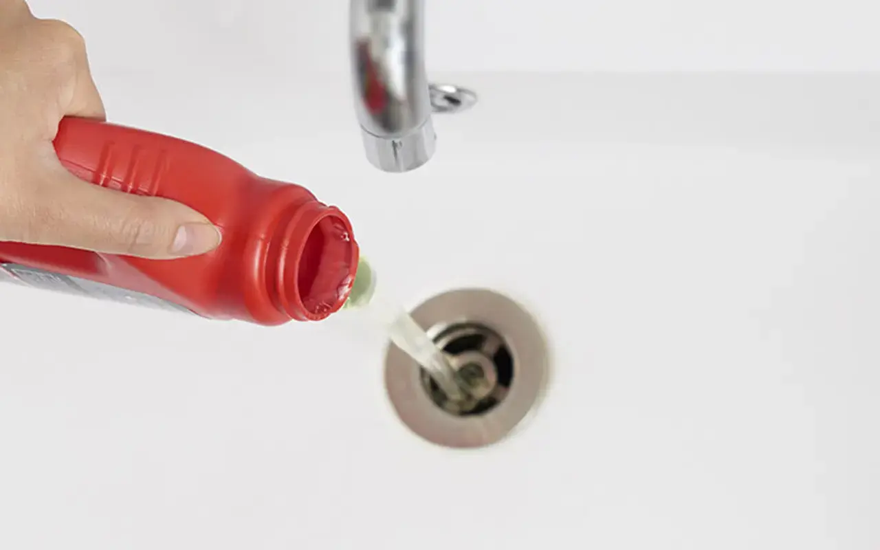 Turnarea în canalizare a înălbitorului: de ce este recomandată și care sunt avantajele.