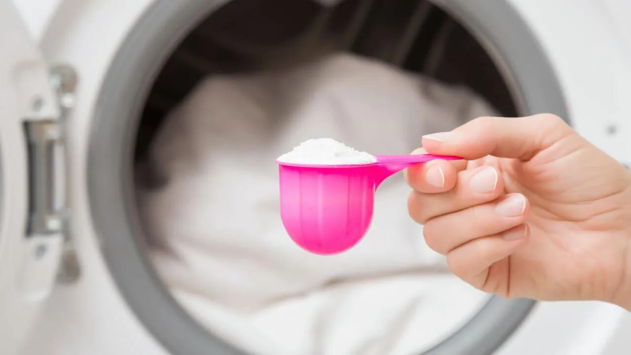 De ce se recomandă utilizarea unei linguri de sare în mașinile de spălat și la ce servește aceasta?
