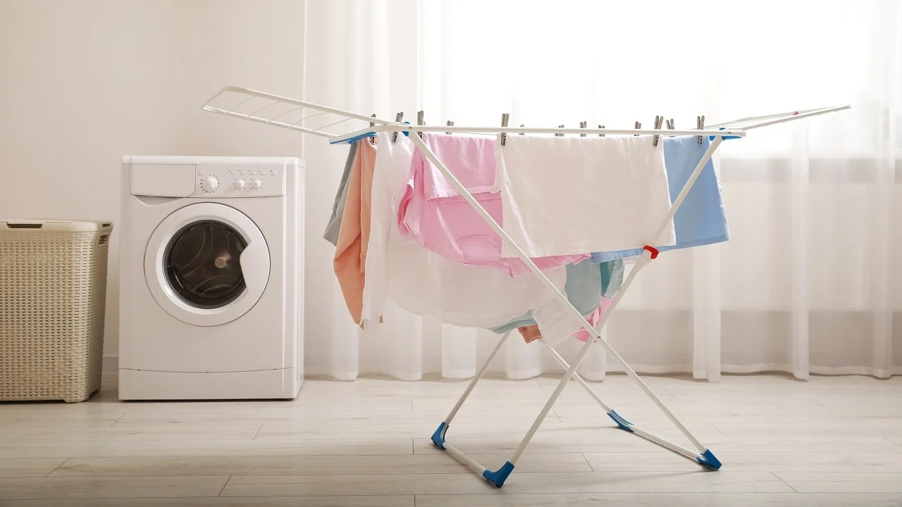 Experții sunt de acord: „Pentru a usca hainele acasă în zilele ploioase, este suficient un mâner de mop și un încălzitor”.