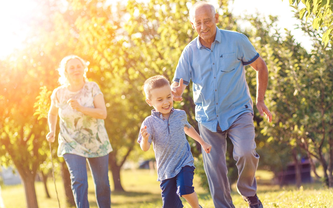 Bunicile și bunicii care au grijă de nepoți își păstrează mai bine capacitățile mentale.