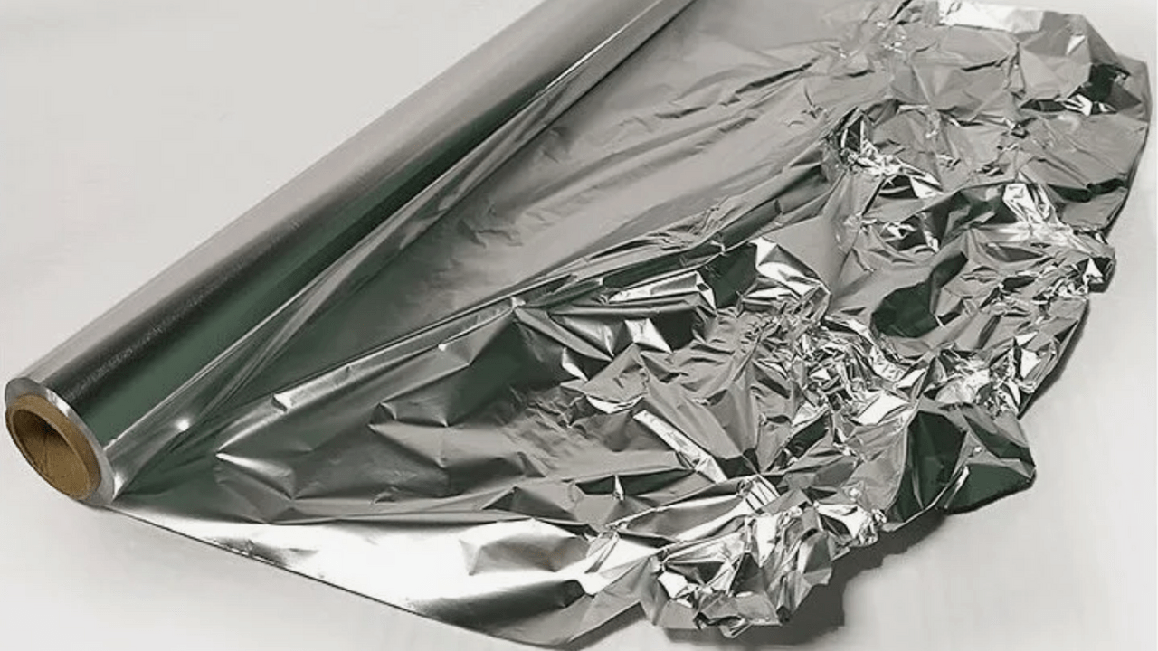 Folie de aluminiu pe șinele ferestrelor: la ce servește și cât de des se recomandă utilizarea acesteia.