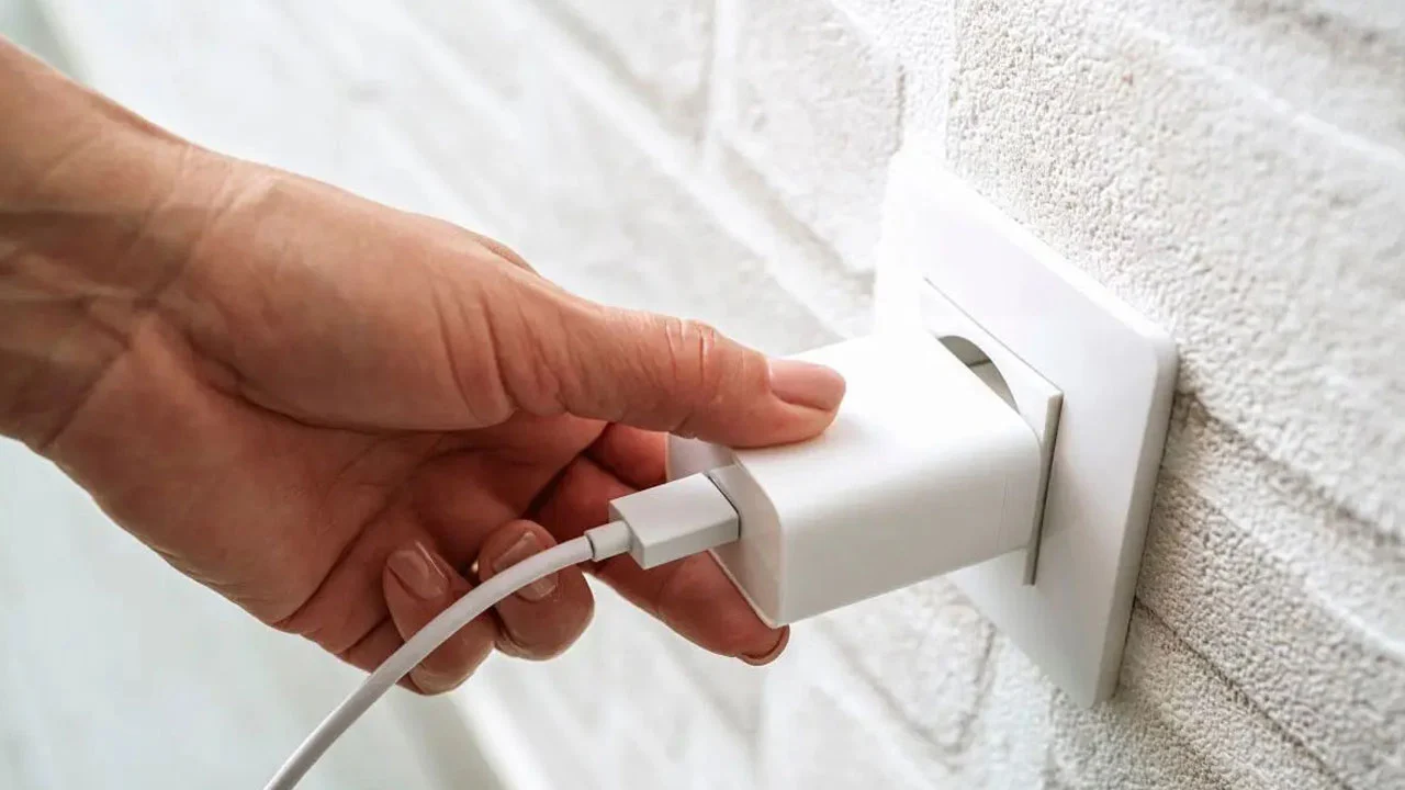 Consecințele lăsării încărcătorului conectat toată ziua fără telefonul conectat.