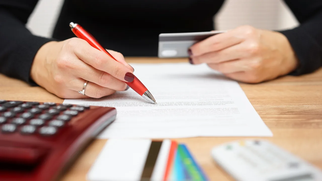 Transferul de bani într-un cont de economii este normal, dar experții financiari indică cea mai frecventă greșeală: „Încercarea de a economisi totul dintr-o dată și apoi renunțarea”.