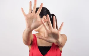 Ce înseamnă să arăți palmele în timpul unei conversații? Psihologia oferă o explicație.